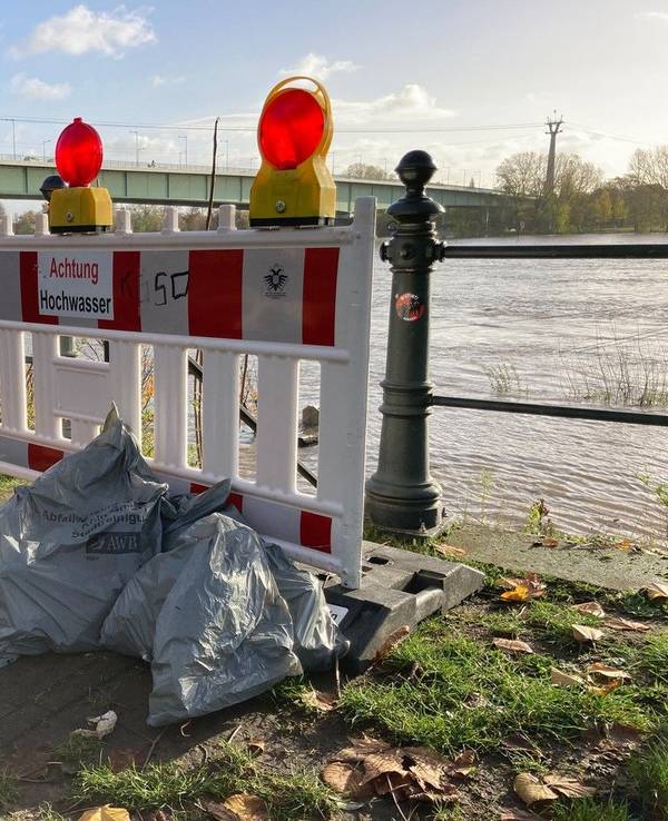Müllbeutel am Rhein während eines Hochwassers.
