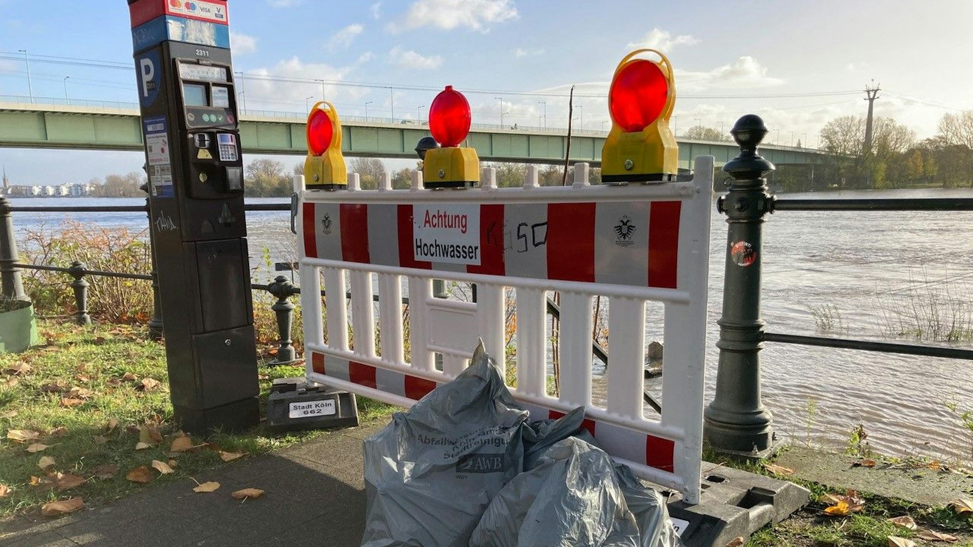 Müllbeutel am Rhein während eines Hochwassers.