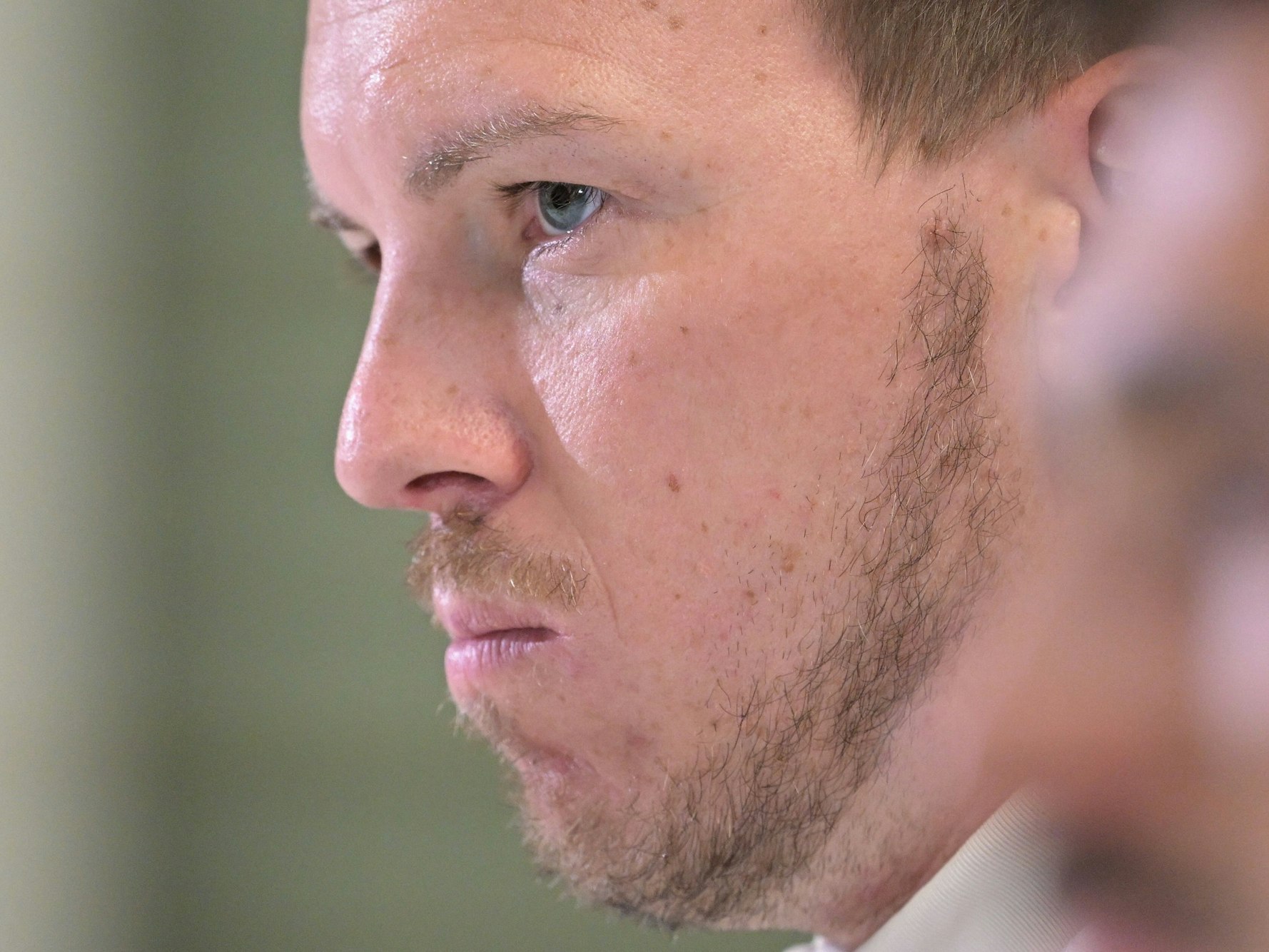 Julian Nagelsmann spricht zu den Journalisten.
