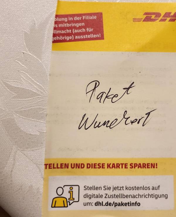 Dieser Benachrichtigungszettel von DHL wurde vom User Zipferlak auf Reddit Mitte Oktober geteilt. Die Nutzerinnen und Nutzer rätselten, was auf dem Zettel zu lesen ist.