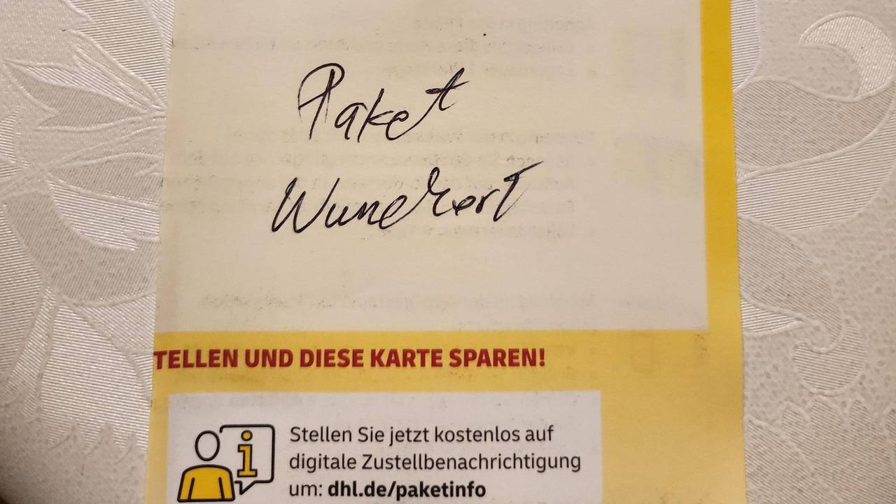 Dieser Benachrichtigungszettel von DHL wurde vom User Zipferlak auf Reddit Mitte Oktober geteilt. Die Nutzerinnen und Nutzer rätselten, was auf dem Zettel zu lesen ist.