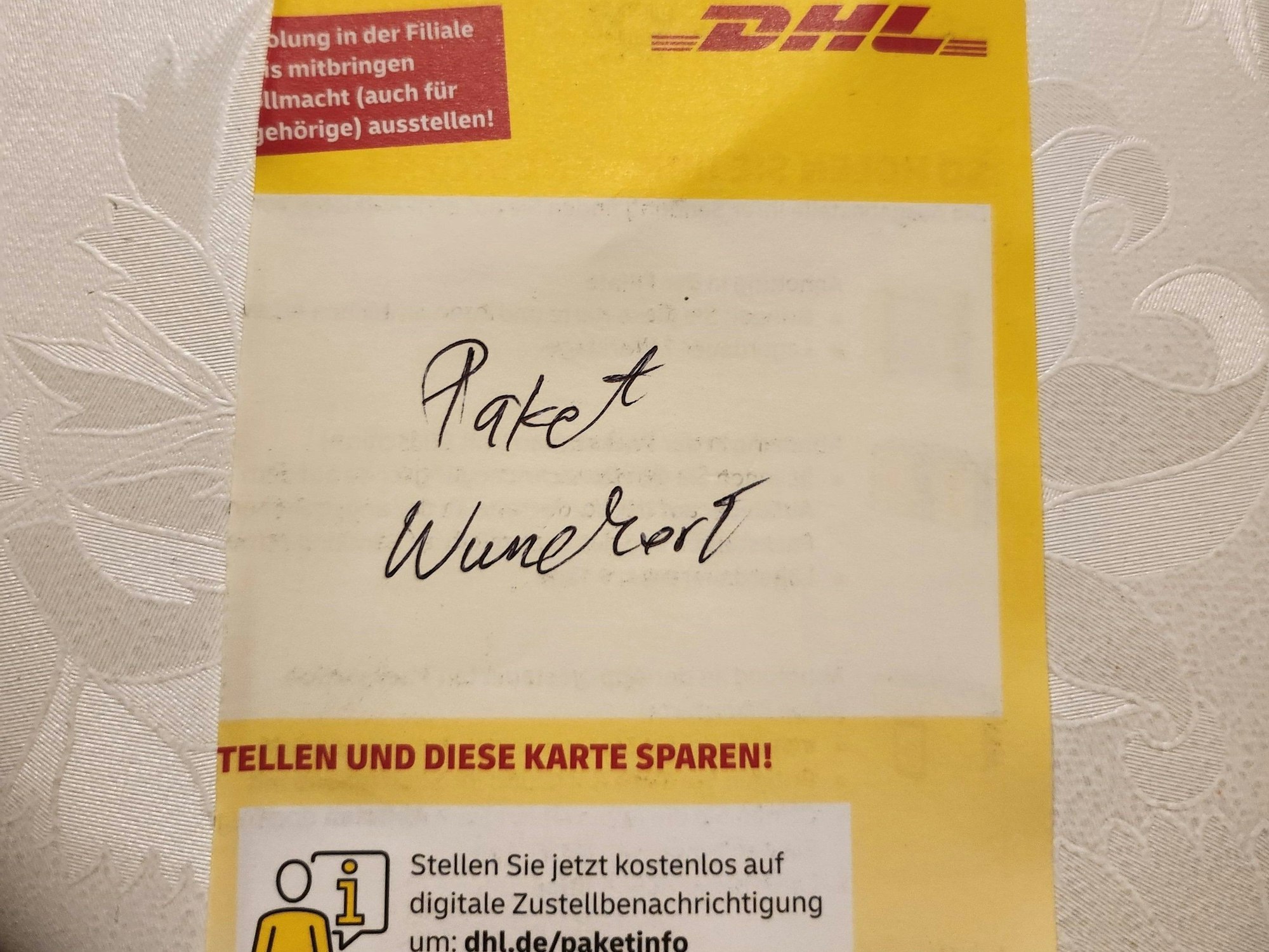 Dieser Benachrichtigungszettel von DHL wurde vom User Zipferlak auf Reddit Mitte Oktober geteilt. Die Nutzerinnen und Nutzer rätselten, was auf dem Zettel zu lesen ist.