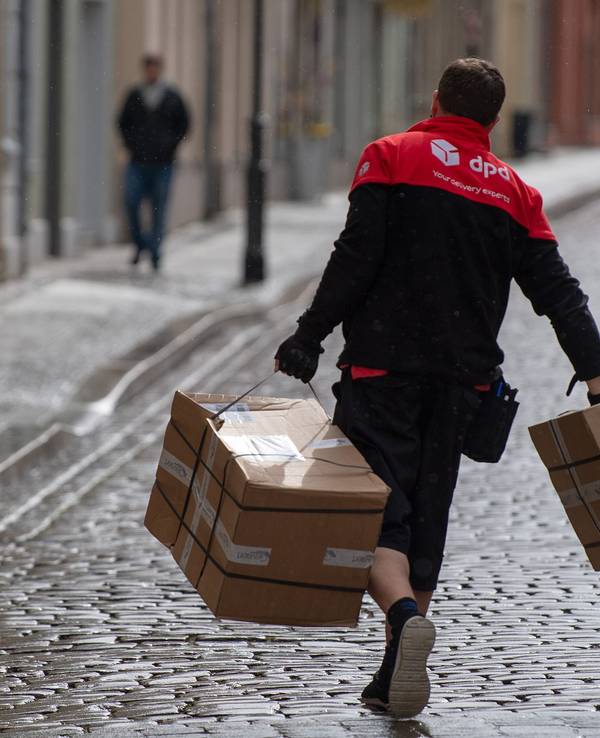 Ein Mitarbeiter des Kurierdienstes DPD liefert Pakete aus (2019): DPD hat überraschend eine Express-Versandart eingestellt.