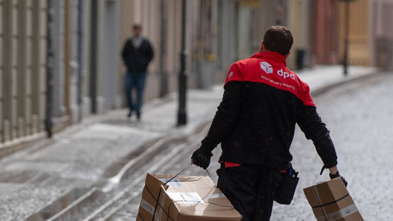 Ein Mitarbeiter des Kurierdienstes DPD liefert Pakete aus (2019): DPD hat überraschend eine Express-Versandart eingestellt.