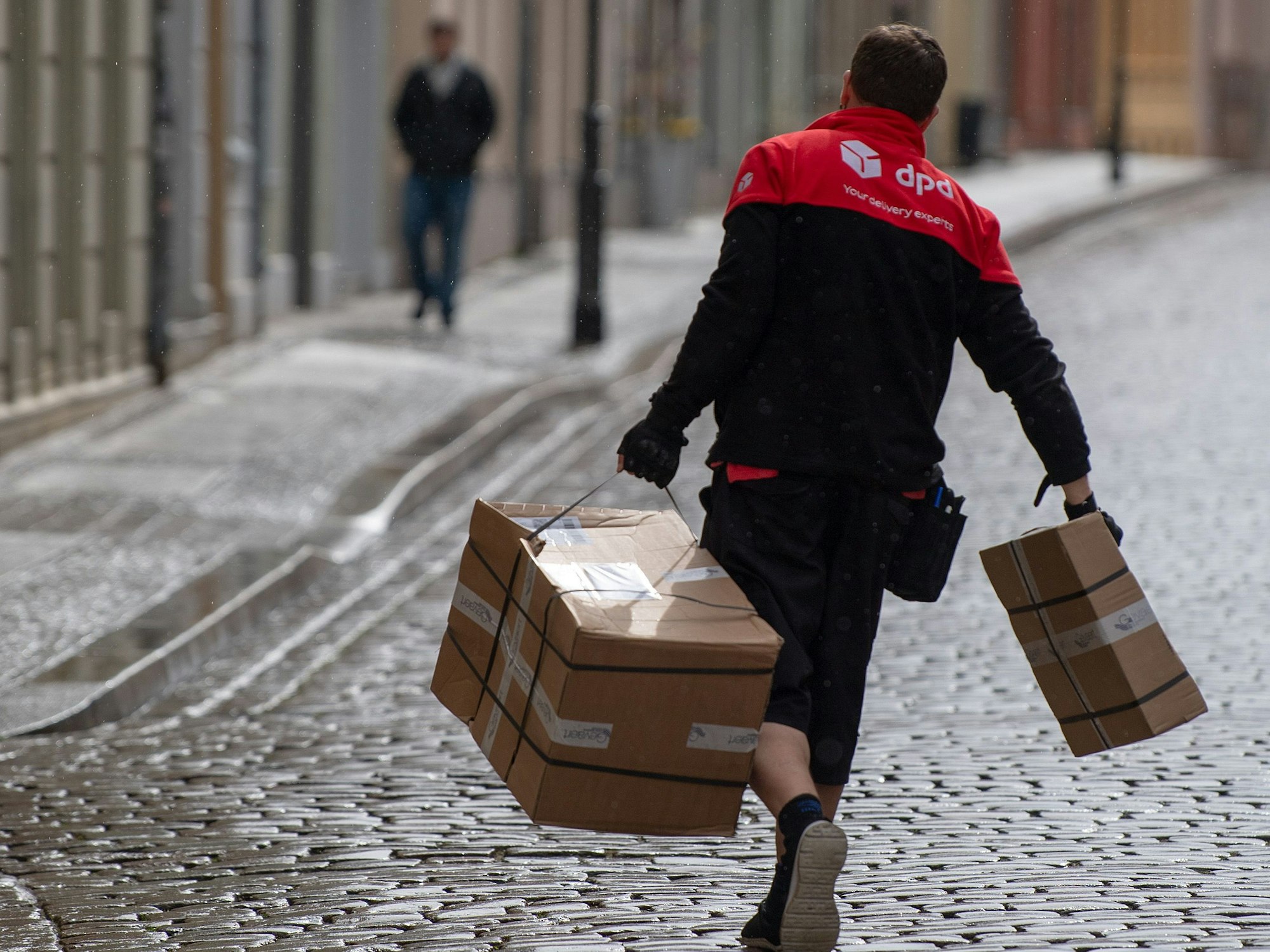 Ein Mitarbeiter des Kurierdienstes DPD liefert Pakete aus (2019): DPD hat überraschend eine Express-Versandart eingestellt.