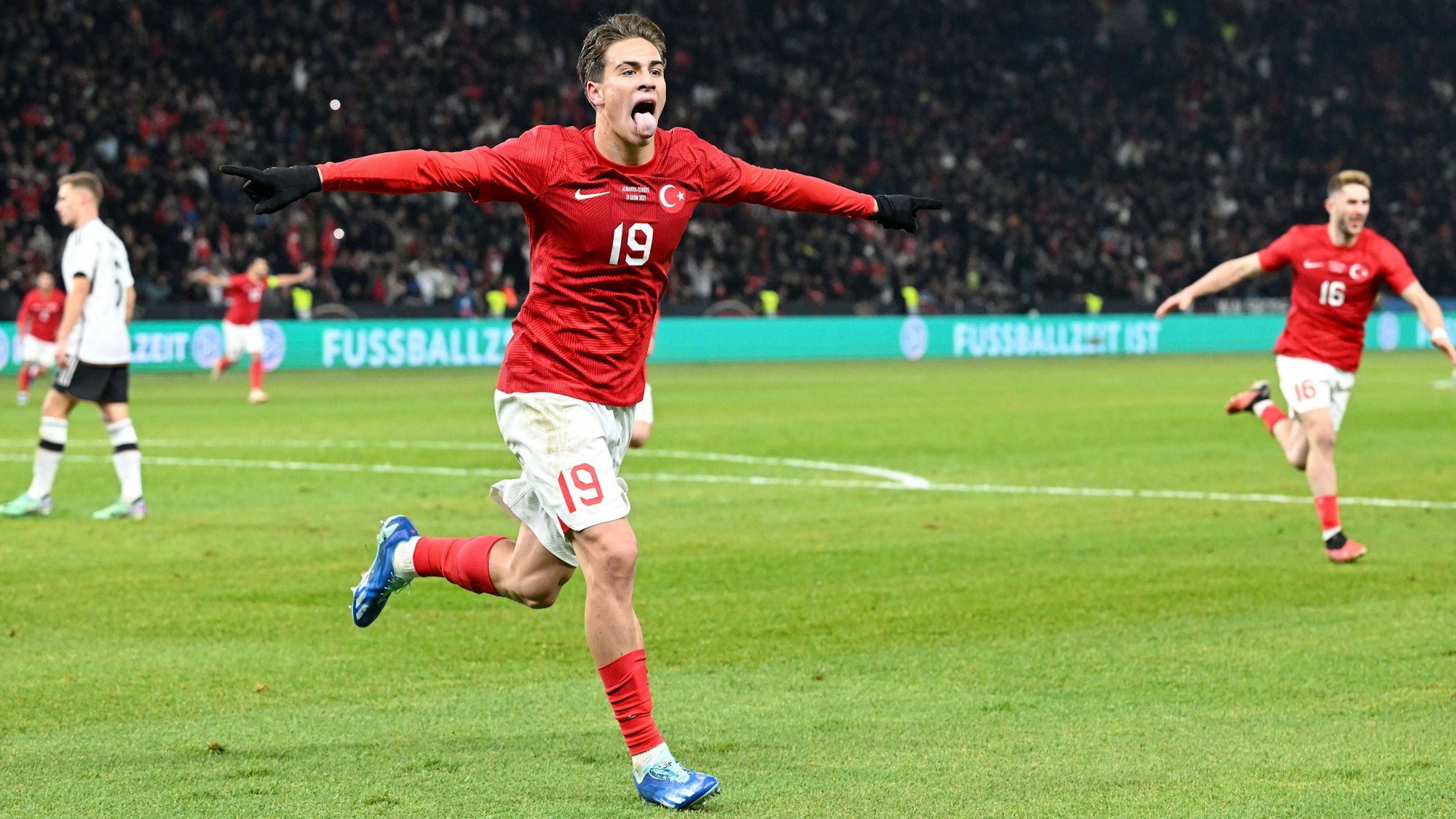 Kenan Yildiz jubelt im türkischen Nationaltrikot nach seinen Tor gegen Deutschland.