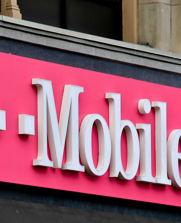 Das T-Mobile-Logo hängt über einem Laden am Herald Square.