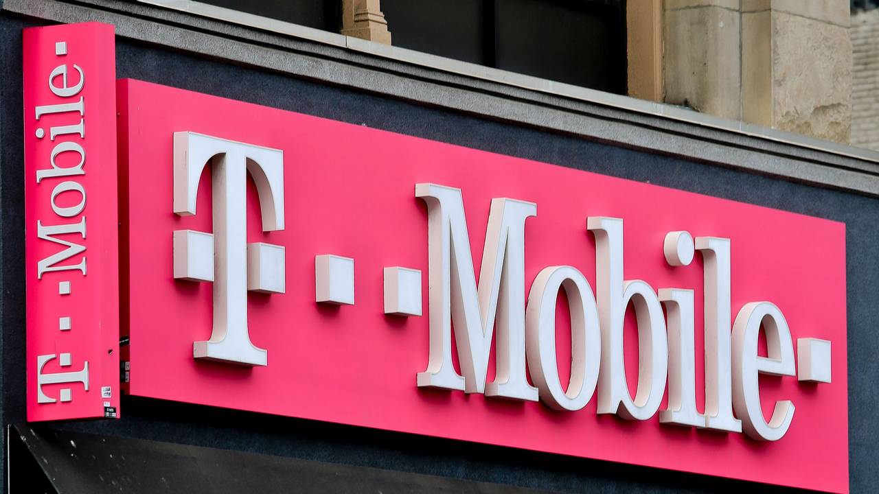 Das T-Mobile-Logo hängt über einem Laden am Herald Square.