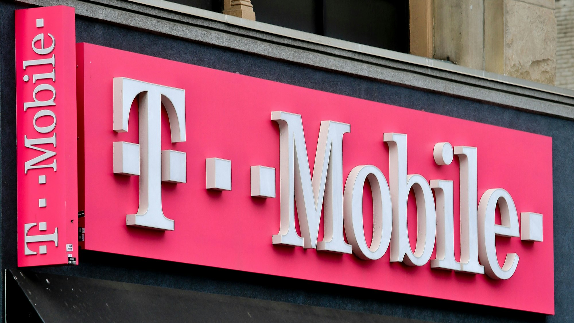 Das T-Mobile-Logo hängt über einem Laden am Herald Square.