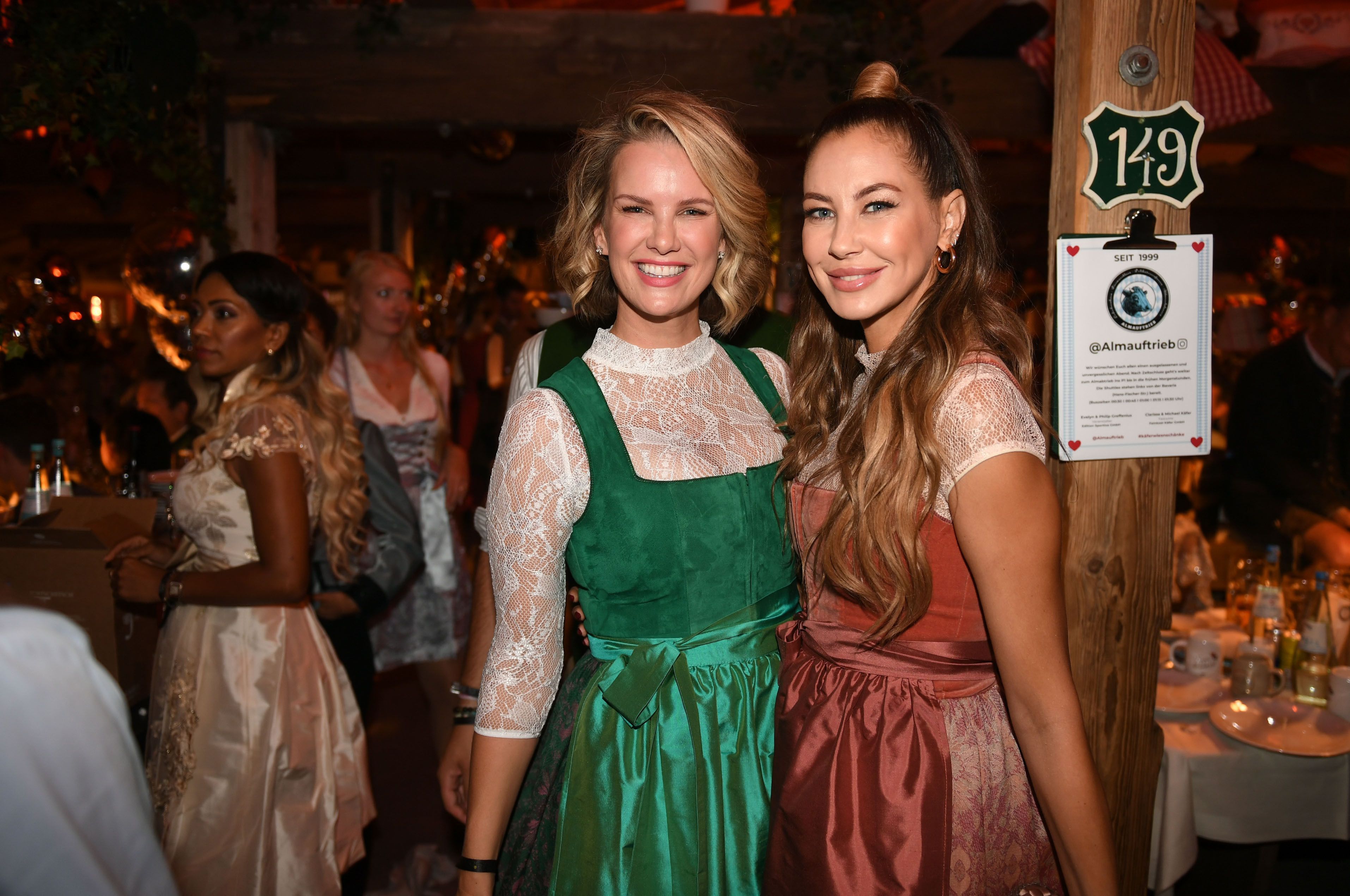 Die Models Monica Ivancan (l) und Alessandra Meyer-Wölden feiern beim «Almauftrieb» im Käfer-Zelt auf dem Oktoberfest.