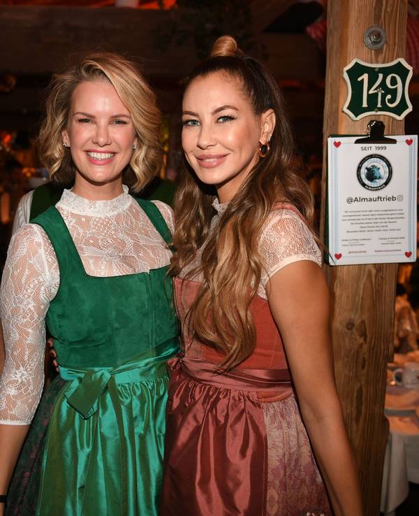 Die Models Monica Ivancan (l) und Alessandra Meyer-Wölden feiern beim «Almauftrieb» im Käfer-Zelt auf dem Oktoberfest.