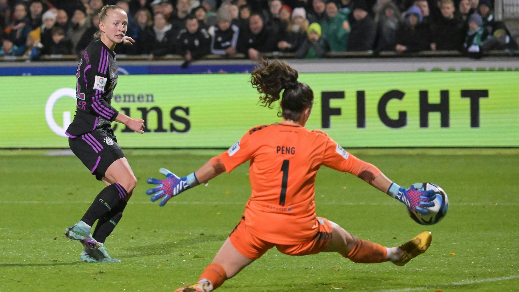Livia Peng, Torhüterin der Frauen von Werder Bremen, im Duell mit Lea Schüller vom FC Bayern München.