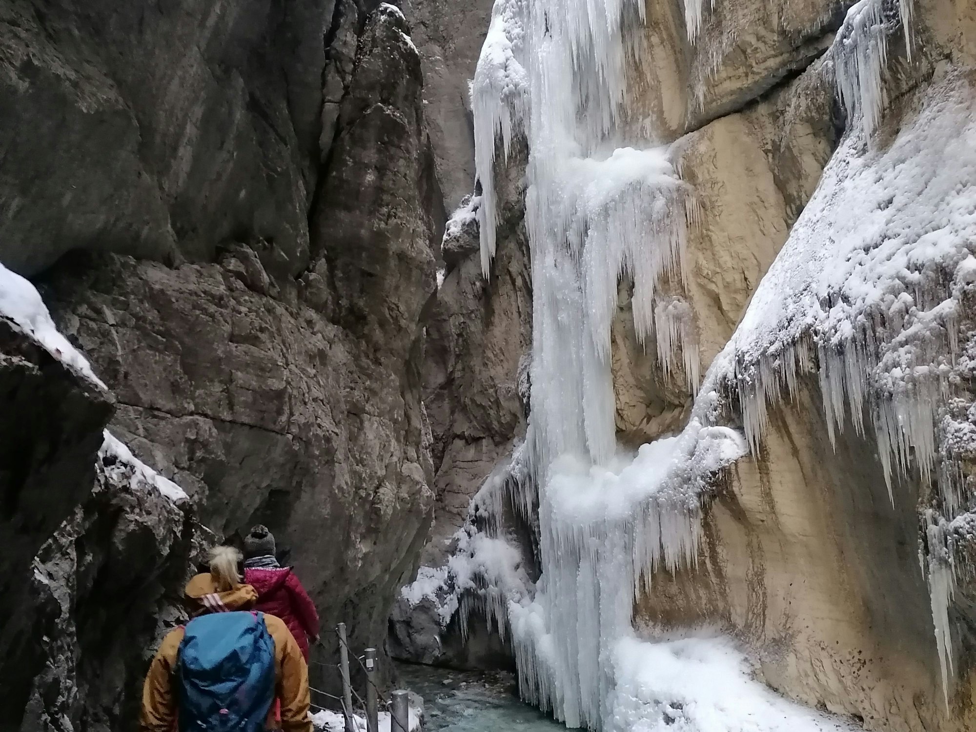 Wanderer in der Partnachklamm bei Garmisch-Partenkirchen
im Winter