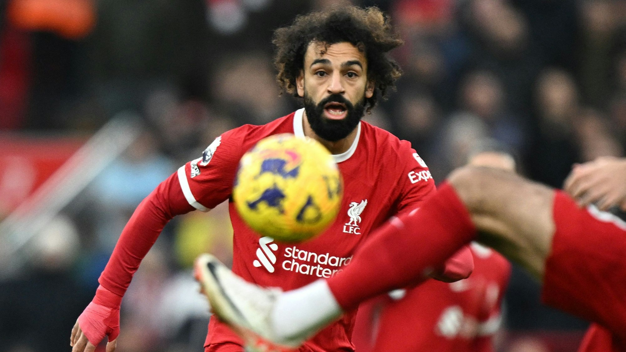 Mohamed Salah fixiert bei einem Spiel den Ball.