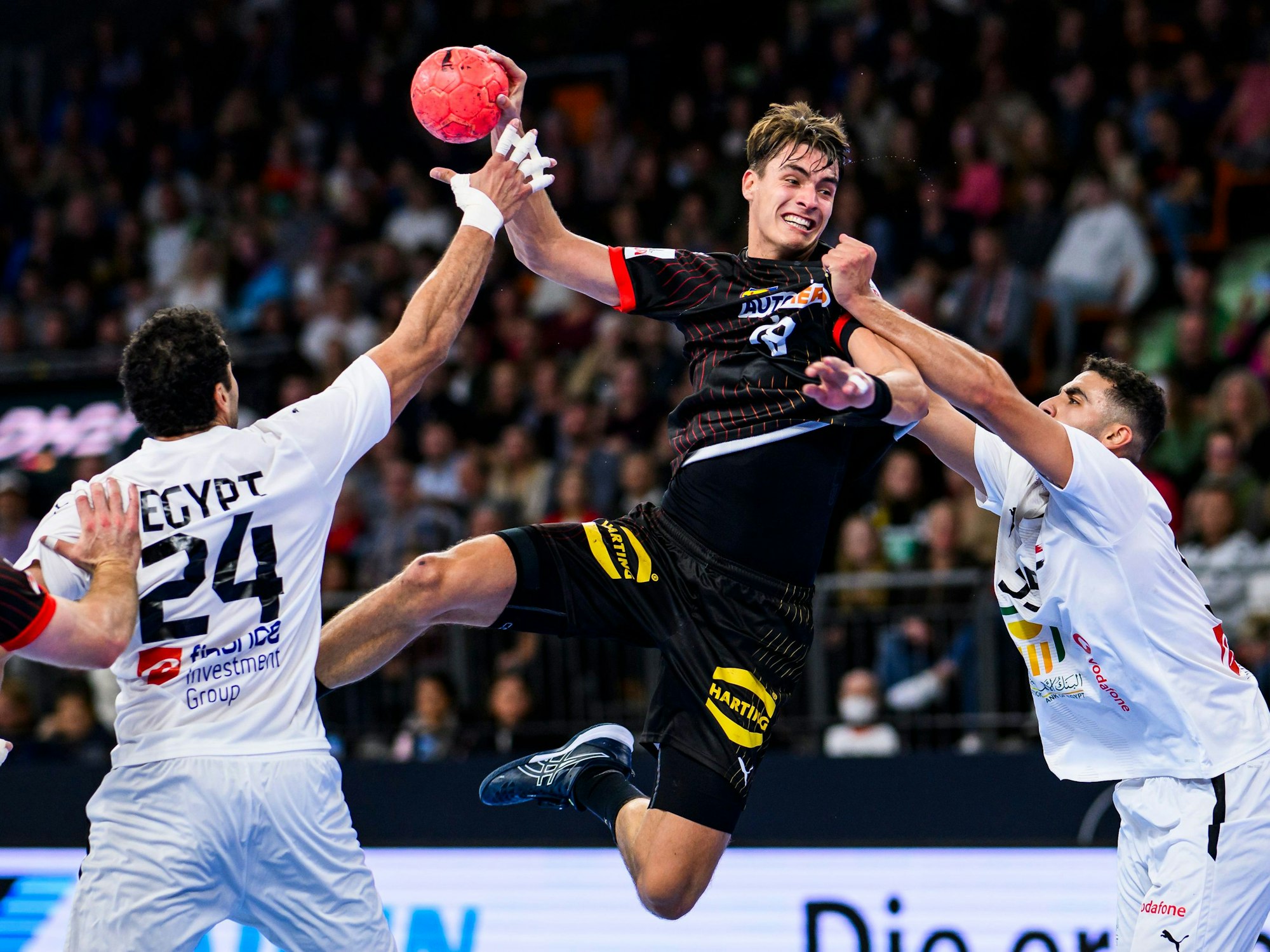 Handball-Nationalspieler Julian Köster steigt zum Wurf hoch.