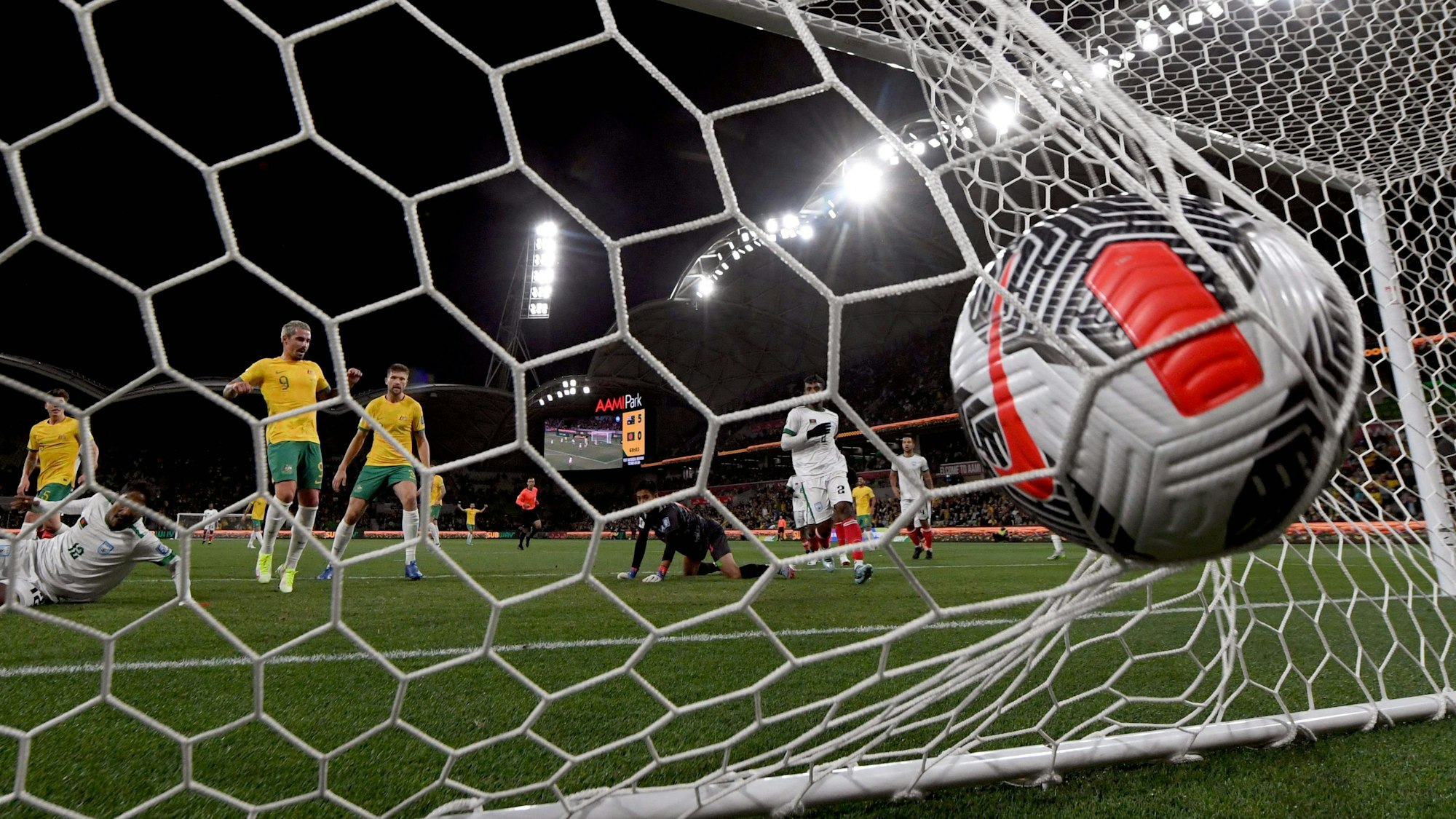 Der Ball landet beim Spiel von Australien gegen Bangladesh im Netz.