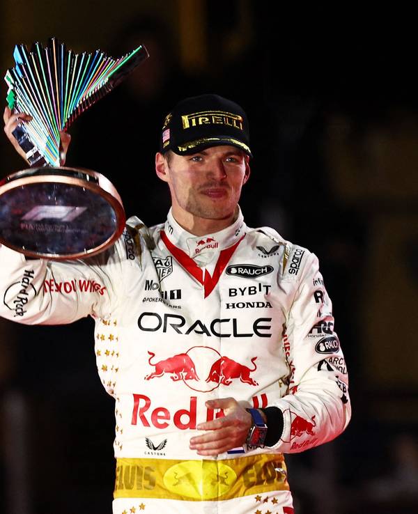 Max Verstappen hält nach seinem Triumph beim Rennen der Formel 1 in Las Vegas den Pokal in die Luft.