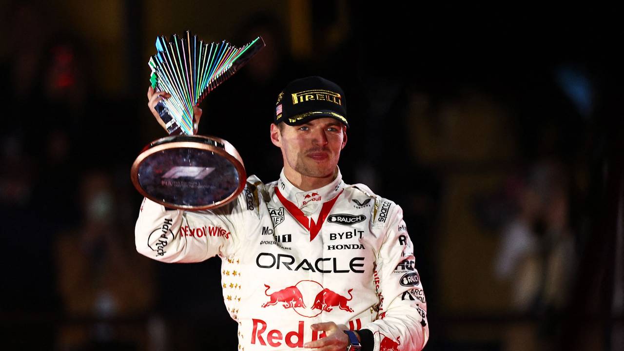 Max Verstappen hält nach seinem Triumph beim Rennen der Formel 1 in Las Vegas den Pokal in die Luft.