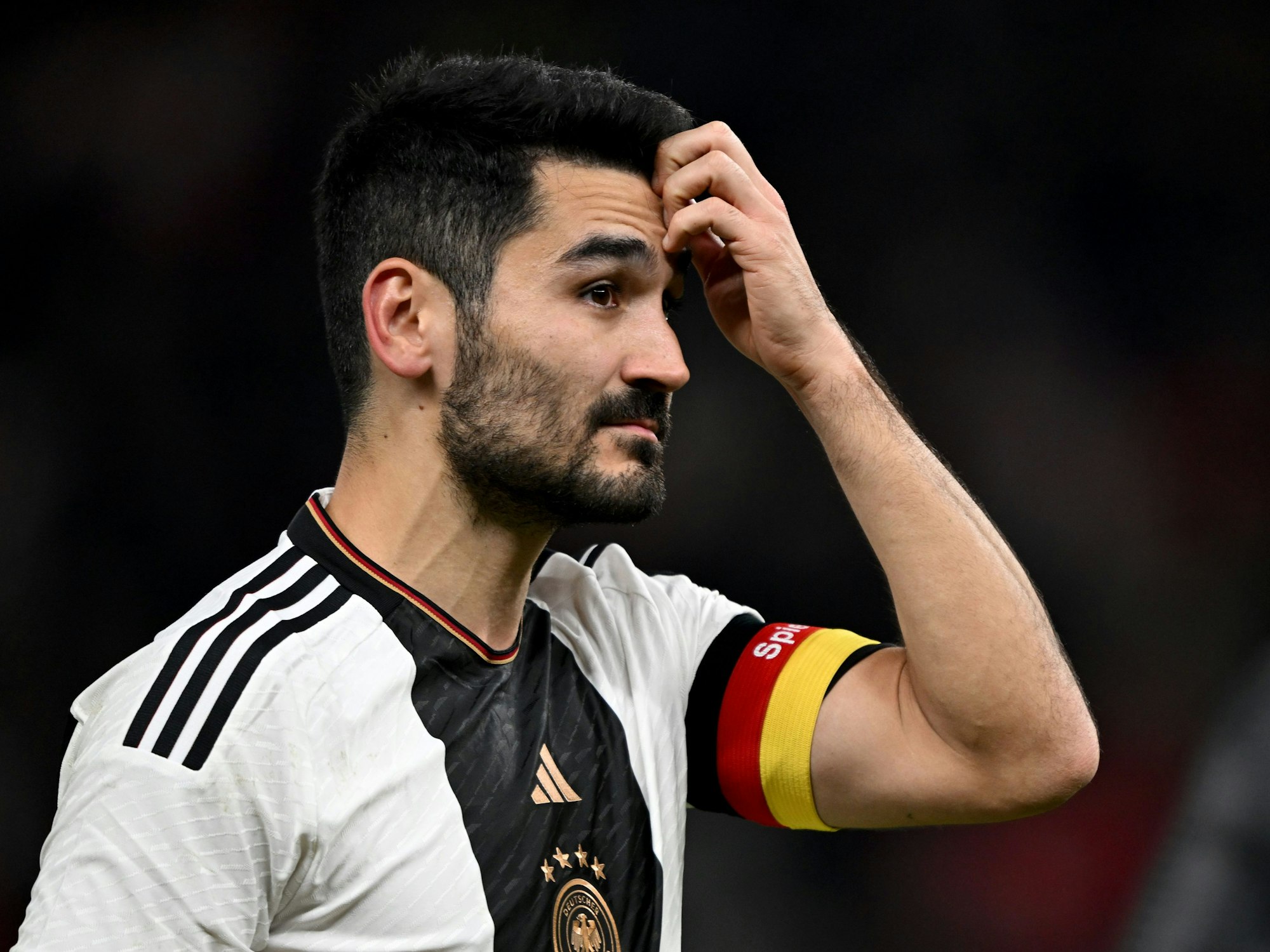Deutschlands Ilkay Gündogan greift sich nach dem Spiel an den Kopf.