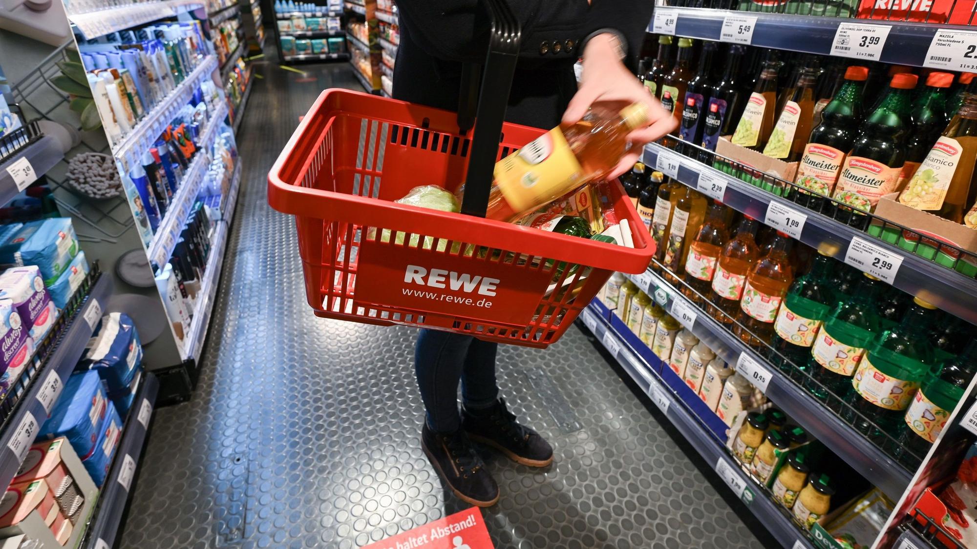 Eine Frau steht in einem Rewe-Supermarkt im Frankfurter Hauptbahnhof.