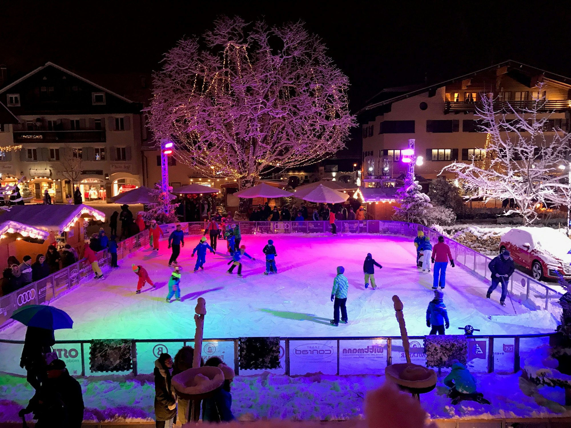 Eislaufen am Mohrenplatz in Garmisch-Partenkirchen