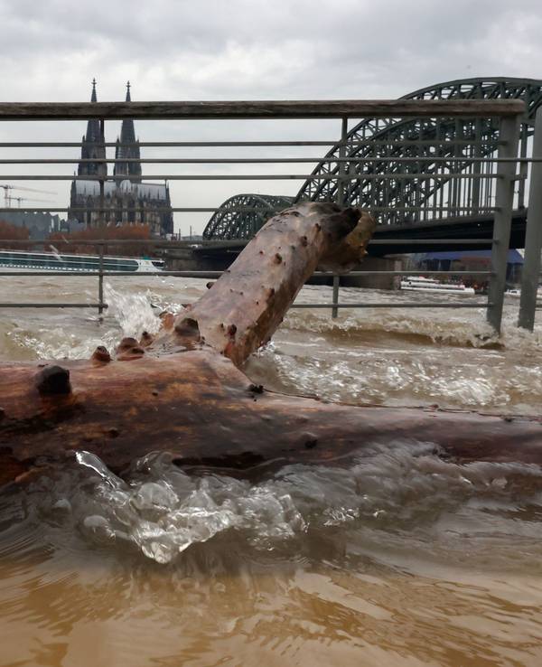 Hochwasserwelle am Rheinboulevard in Köln. Im Hintergrund ist der Kölner Dom zu sehen.
