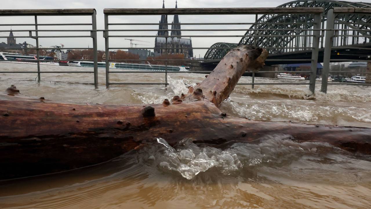 Hochwasserwelle am Rheinboulevard in Köln. Im Hintergrund ist der Kölner Dom zu sehen.