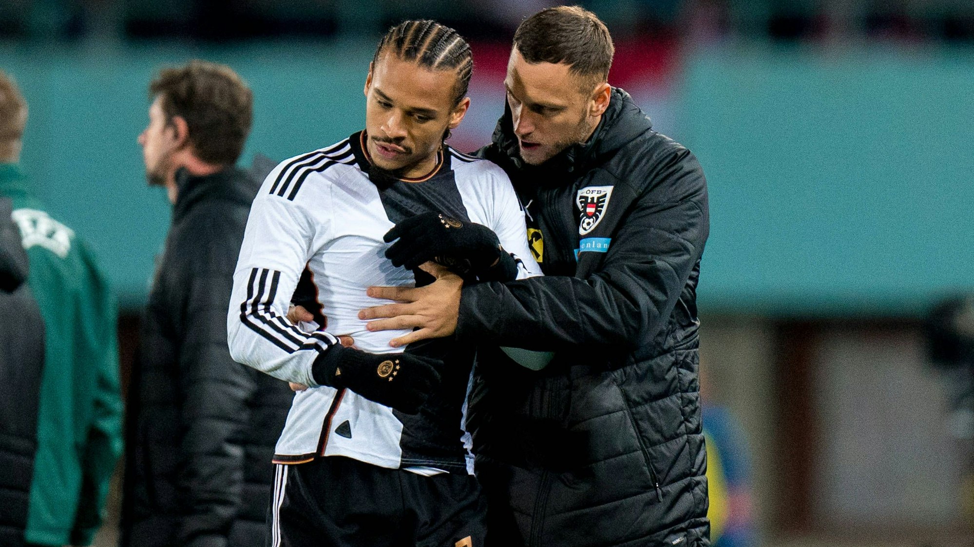 Marko Arnautovic beruhigt Leroy Sané.