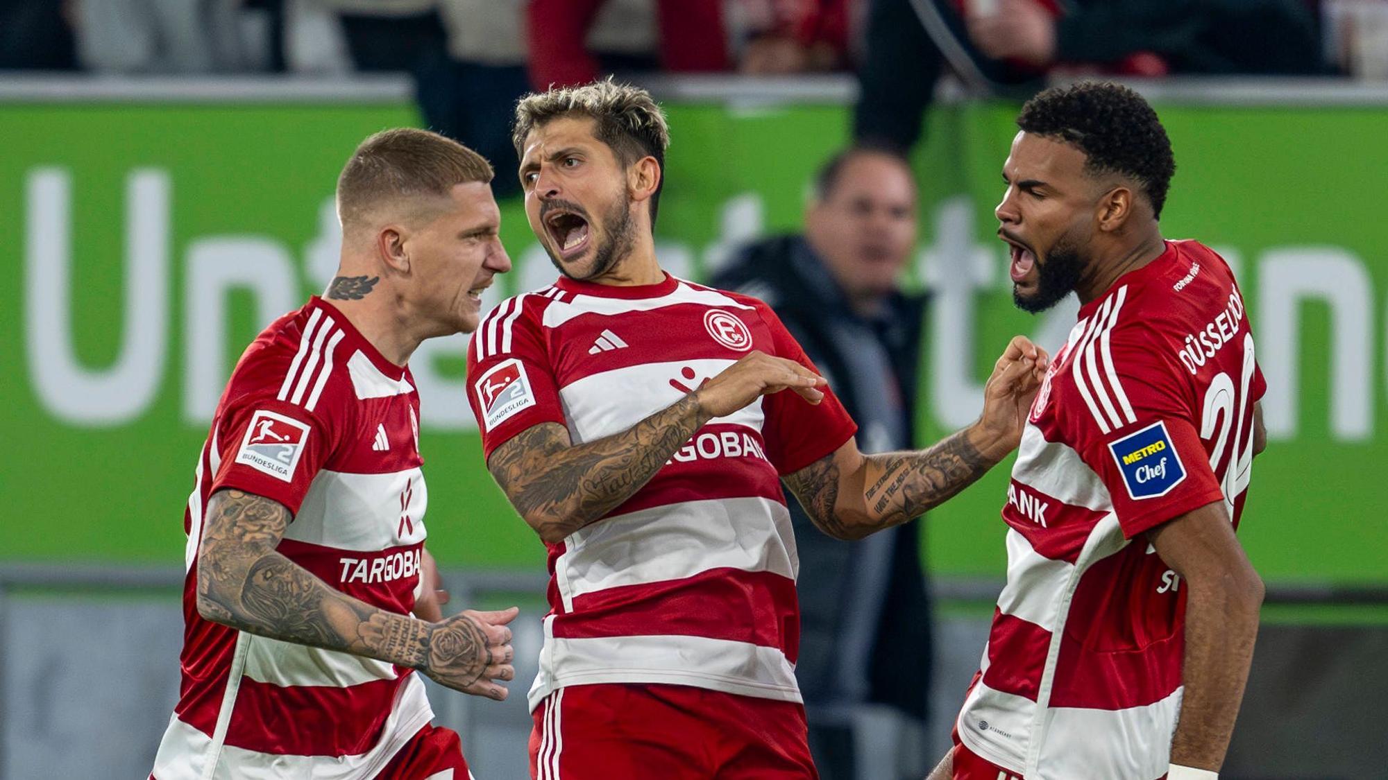 Jordy de Wijs, Matthias Zimmermann und Jamil Siebert jubeln gemeinsam im Spiel gegen den 1. FC Kaiserslautern.