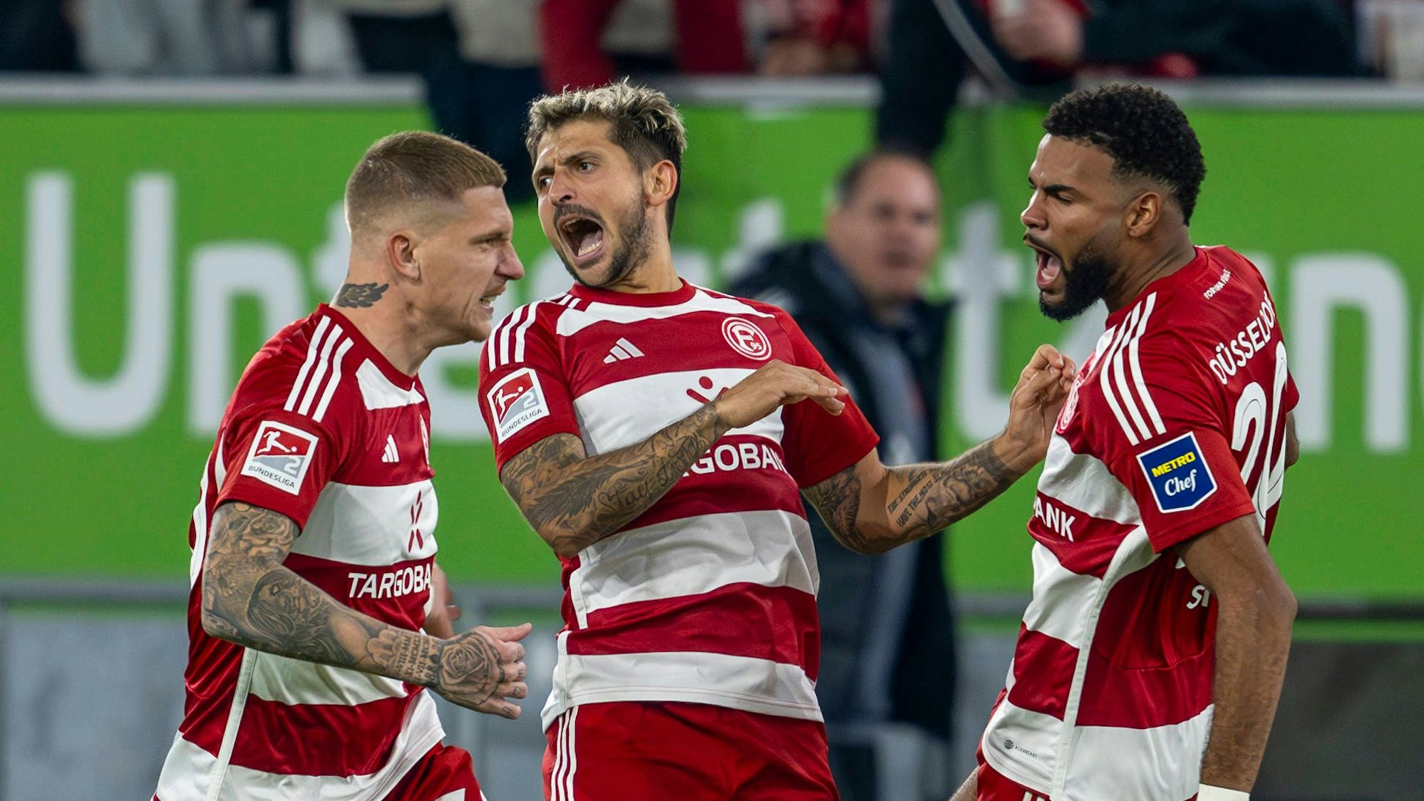 Jordy de Wijs, Matthias Zimmermann und Jamil Siebert jubeln gemeinsam im Spiel gegen den 1. FC Kaiserslautern.