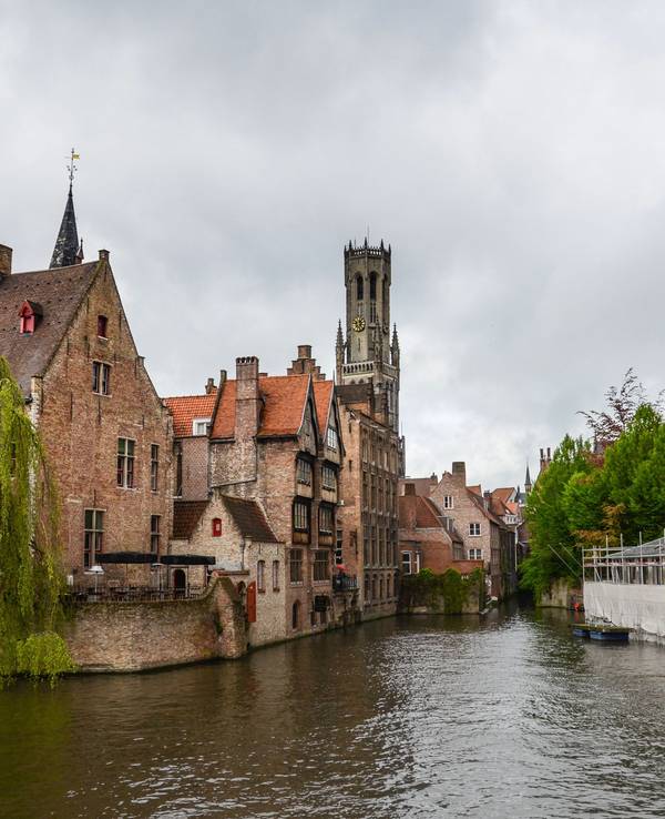 Ansicht einer Gracht in Brügge, hier im Februar 2023.