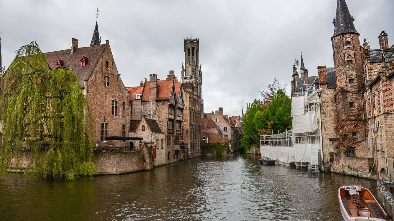 Ansicht einer Gracht in Brügge, hier im Februar 2023.