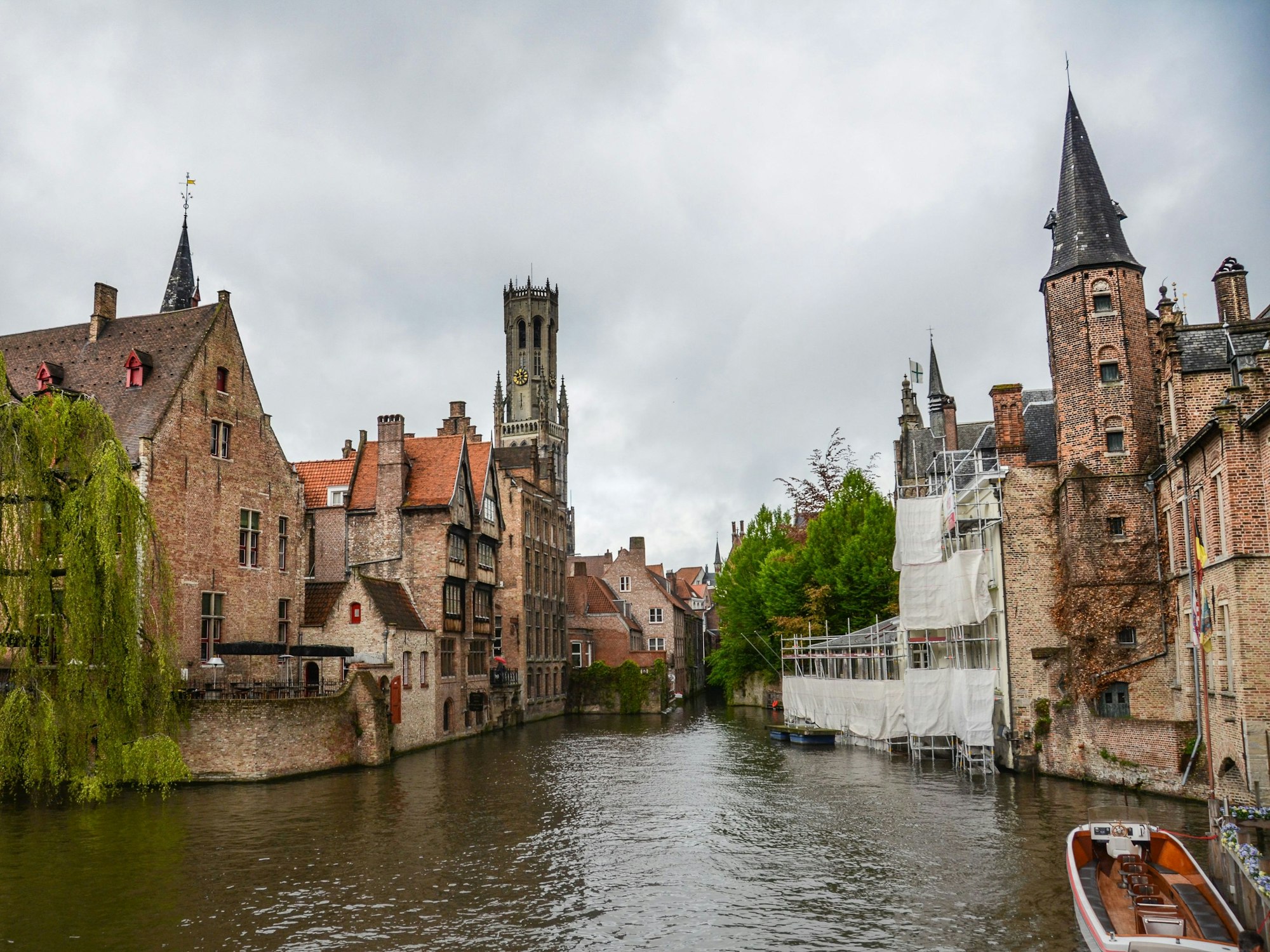 Ansicht einer Gracht in Brügge, hier im Februar 2023.