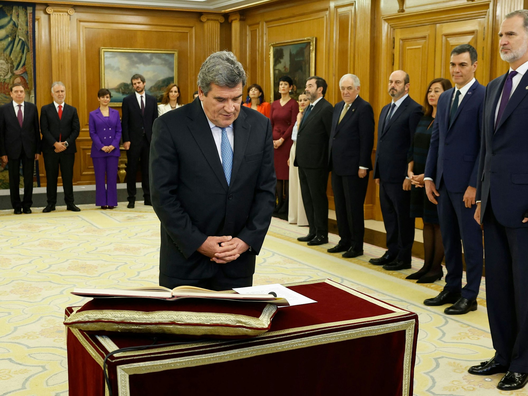 Spaniens neuer Minister für digitale Transformation, José Luis Escrivá, legt vor Spaniens König Felipe VI. (rechts.) in Madrid am 21. November 2023 einen Eid auf die Verfassung ab.