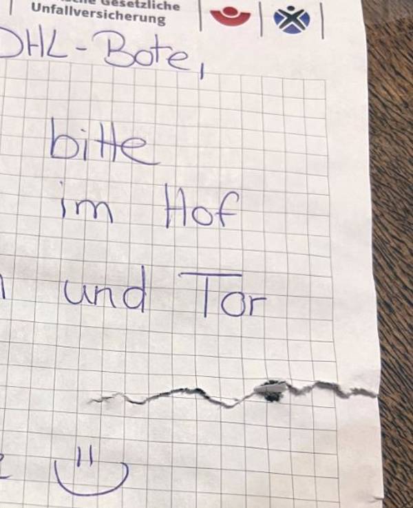 Ein Hinweis-Zettel einer DHL-Kundin an den Zusteller oder die Zustellerin.