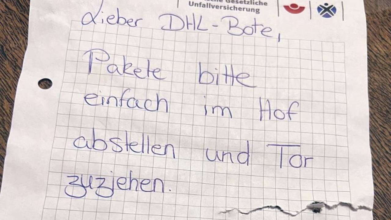 Ein Hinweis-Zettel einer DHL-Kundin an den Zusteller oder die Zustellerin.