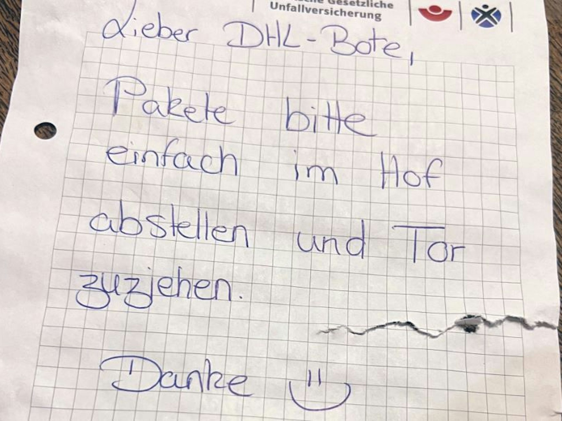 Ein Hinweis-Zettel einer DHL-Kundin an den Zusteller oder die Zustellerin.
