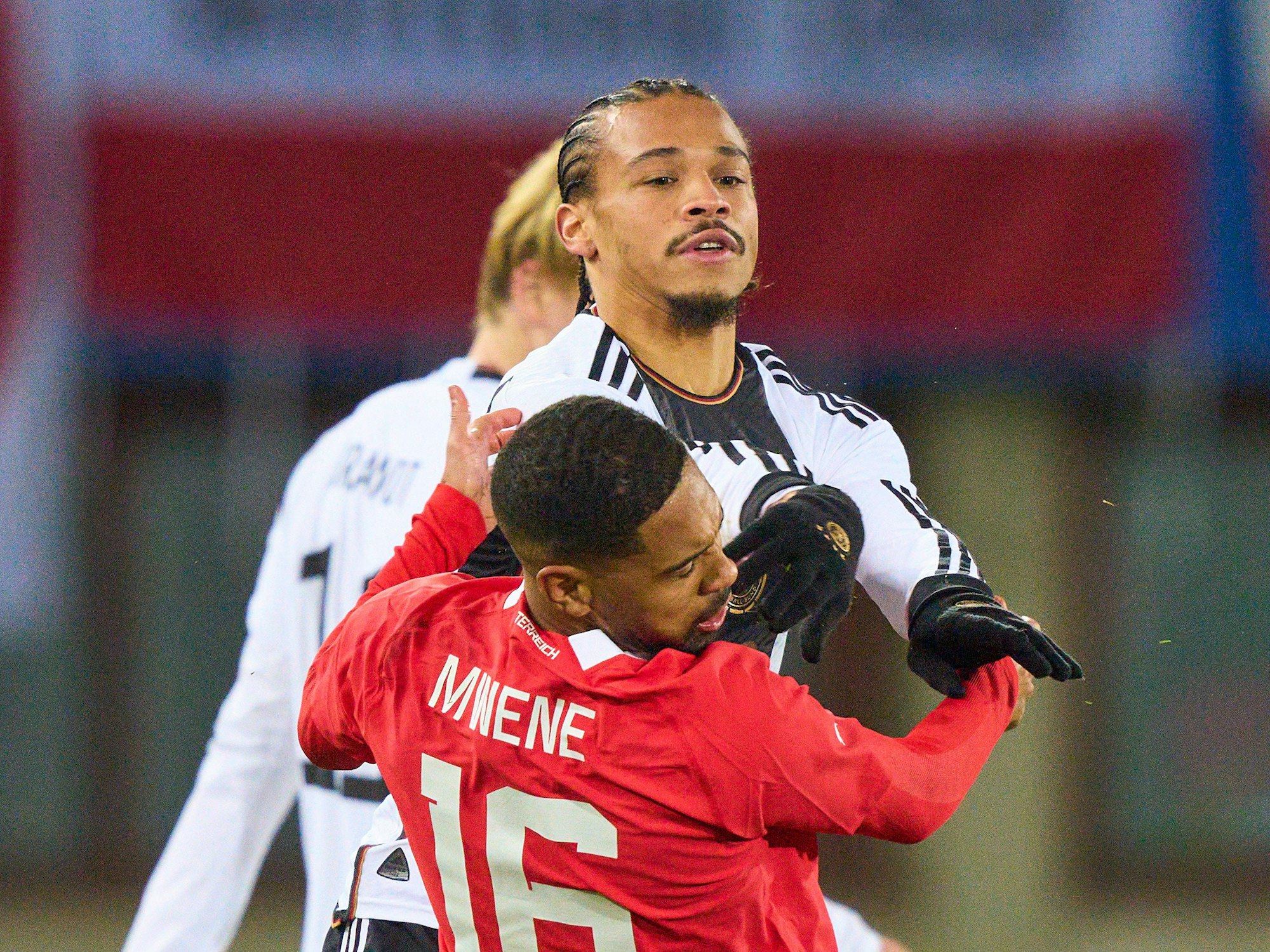 Leroy Sané schlägt Phillipp Mwene.