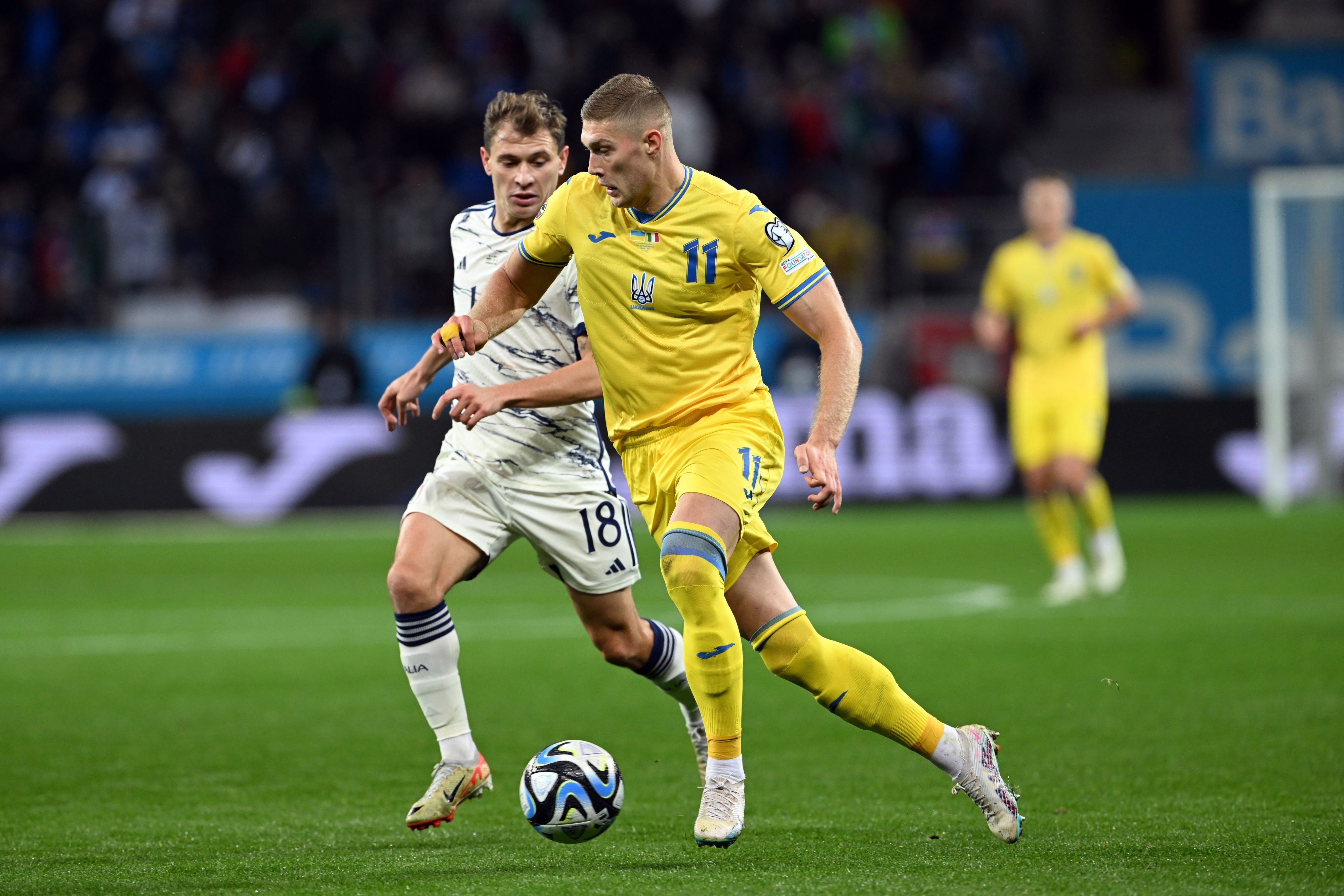 Artem Dovbyk aus der Ukraine und Italiens Nicolo Barella kämpfen um den Ball.