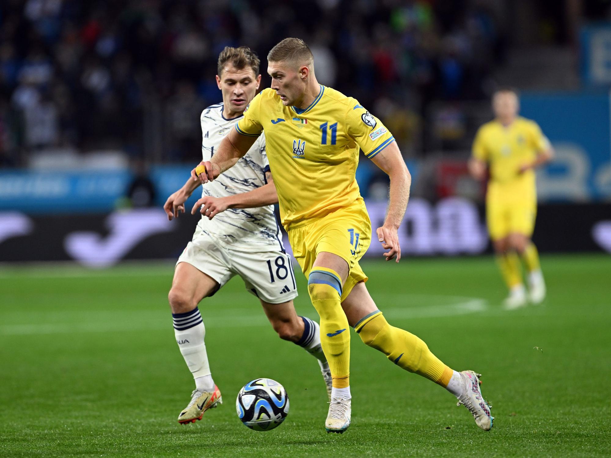 Artem Dovbyk aus der Ukraine und Italiens Nicolo Barella kämpfen um den Ball.
