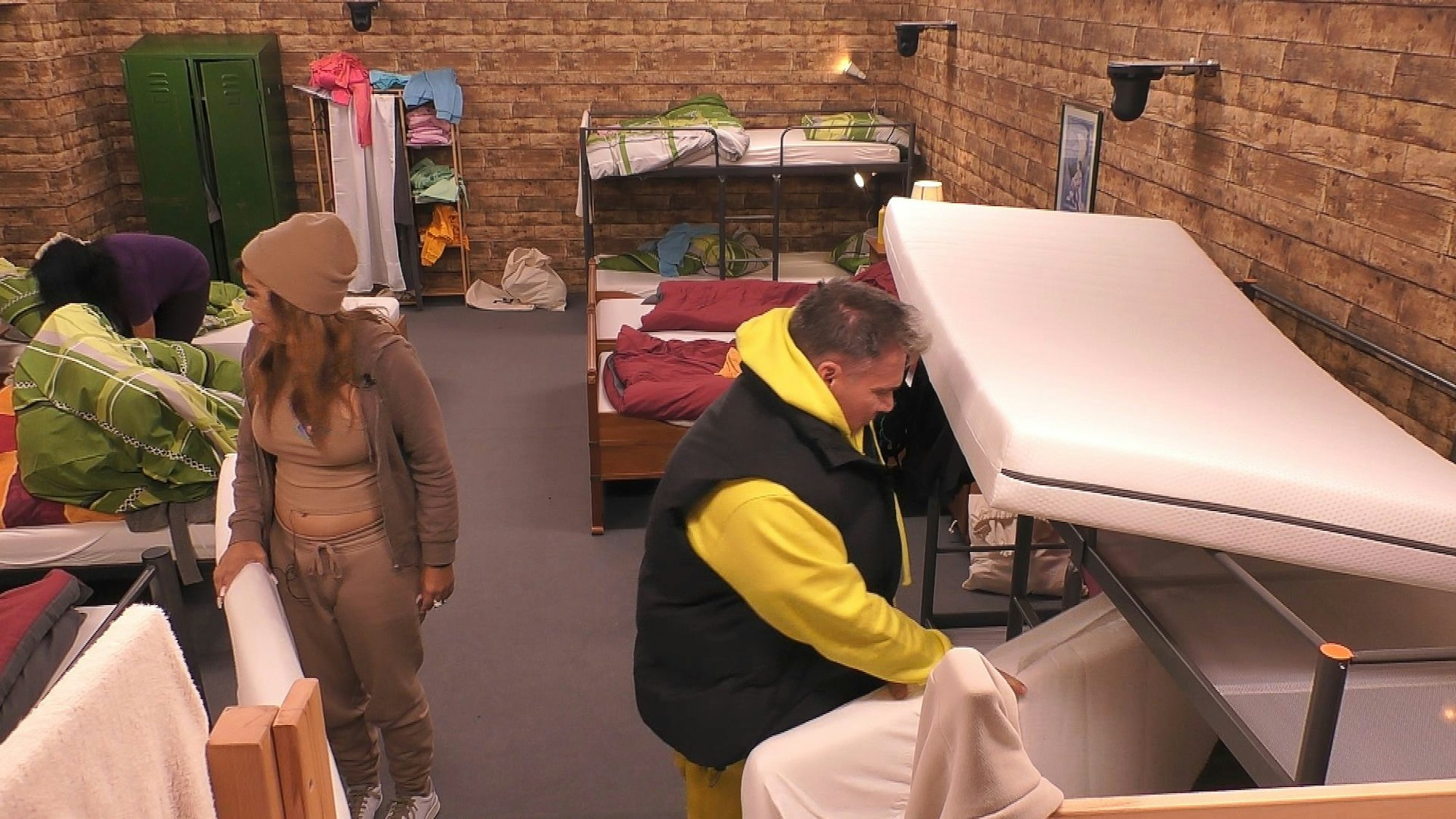 Peter Klein tauscht bei „Promi Big Brother“ die Matratze von Iris Klein mit seiner eigenen aus.