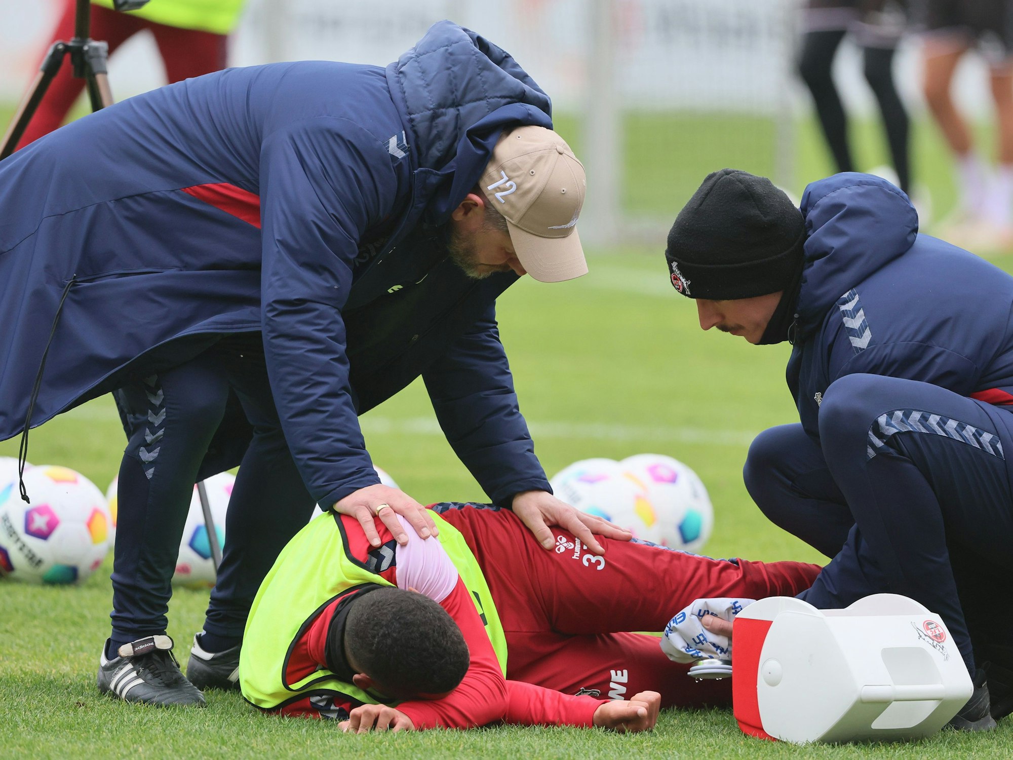 FC-Profi Linton Maina ging nach einem Pressschlag im Training am Dienstag (21. November 2023) zu Boden und musste anschließend behandelt werden.