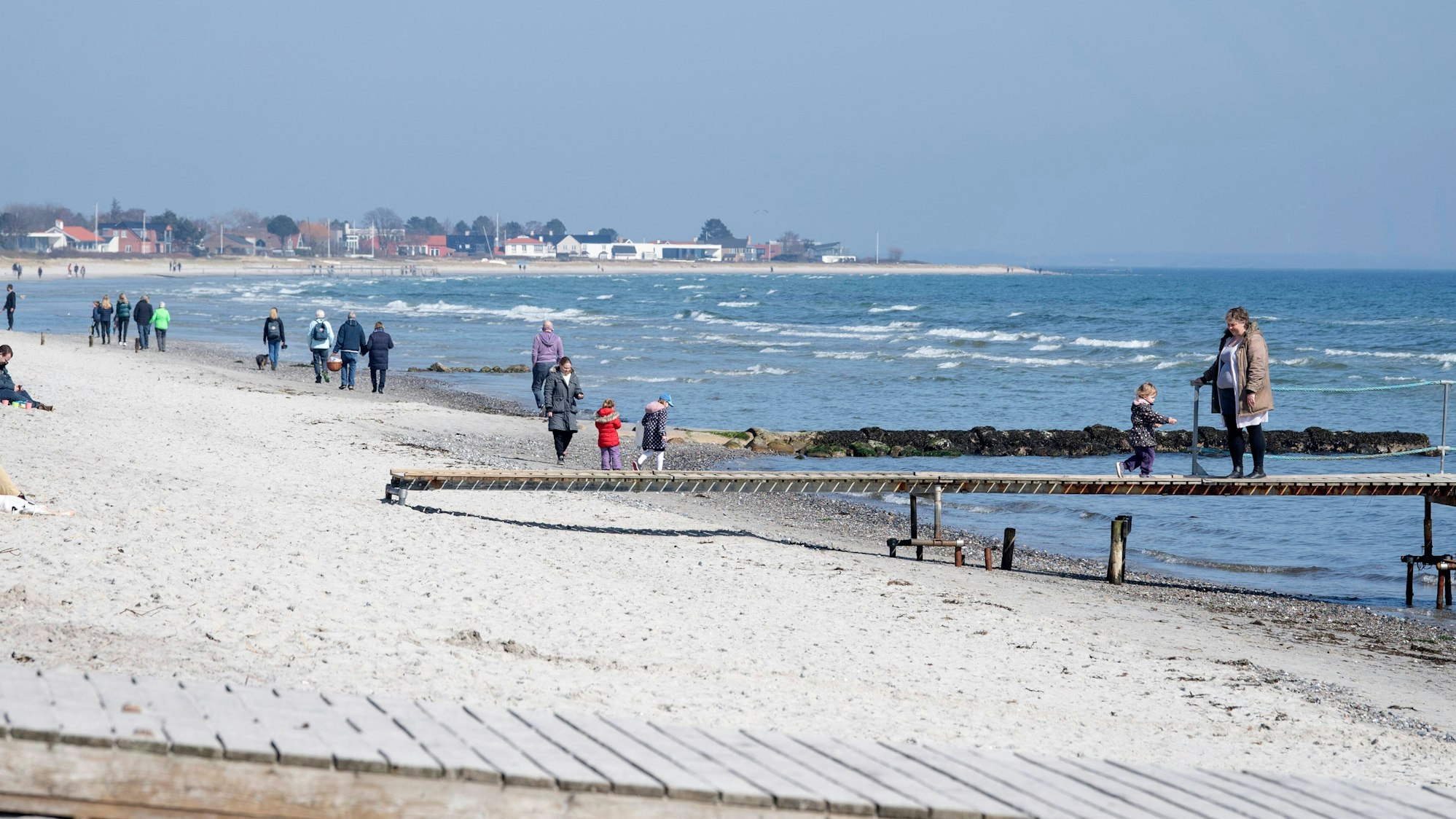 Menschen befinden sich am Bellevue Strad in der Nähe von Aarhus in Dänemark, hier im April 2020.