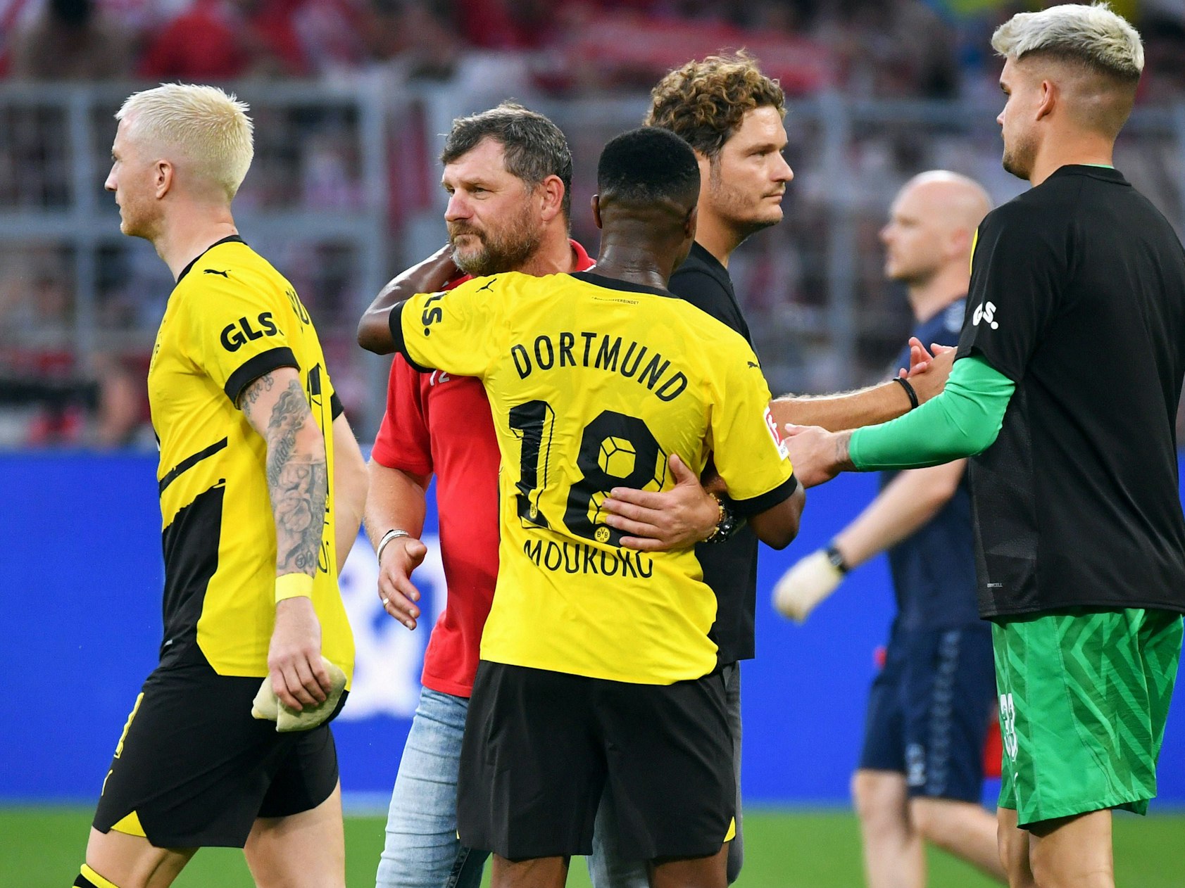 Steffen Baumgart umarmt Youssoufa Moukoko.