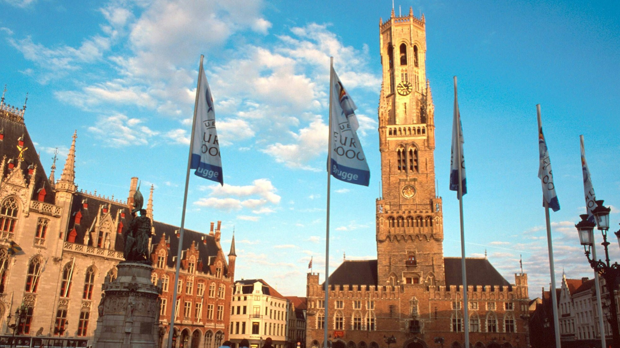 Der Belfriedturm auf dem Marktplatz von Brügge, hier im Juni 2000.