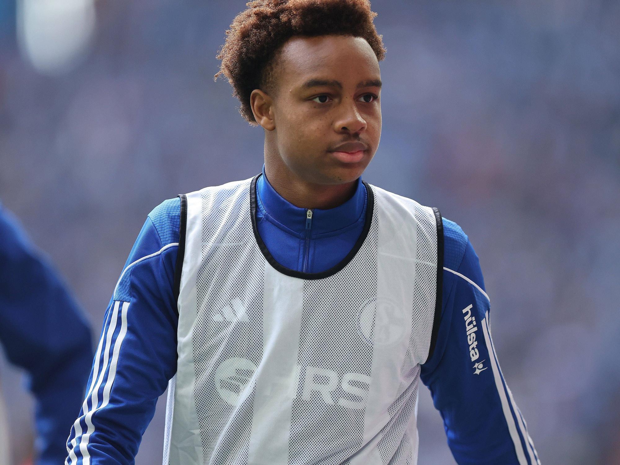 Assan Ouedraogo wärmt sich beim FC Schalke 04 auf.