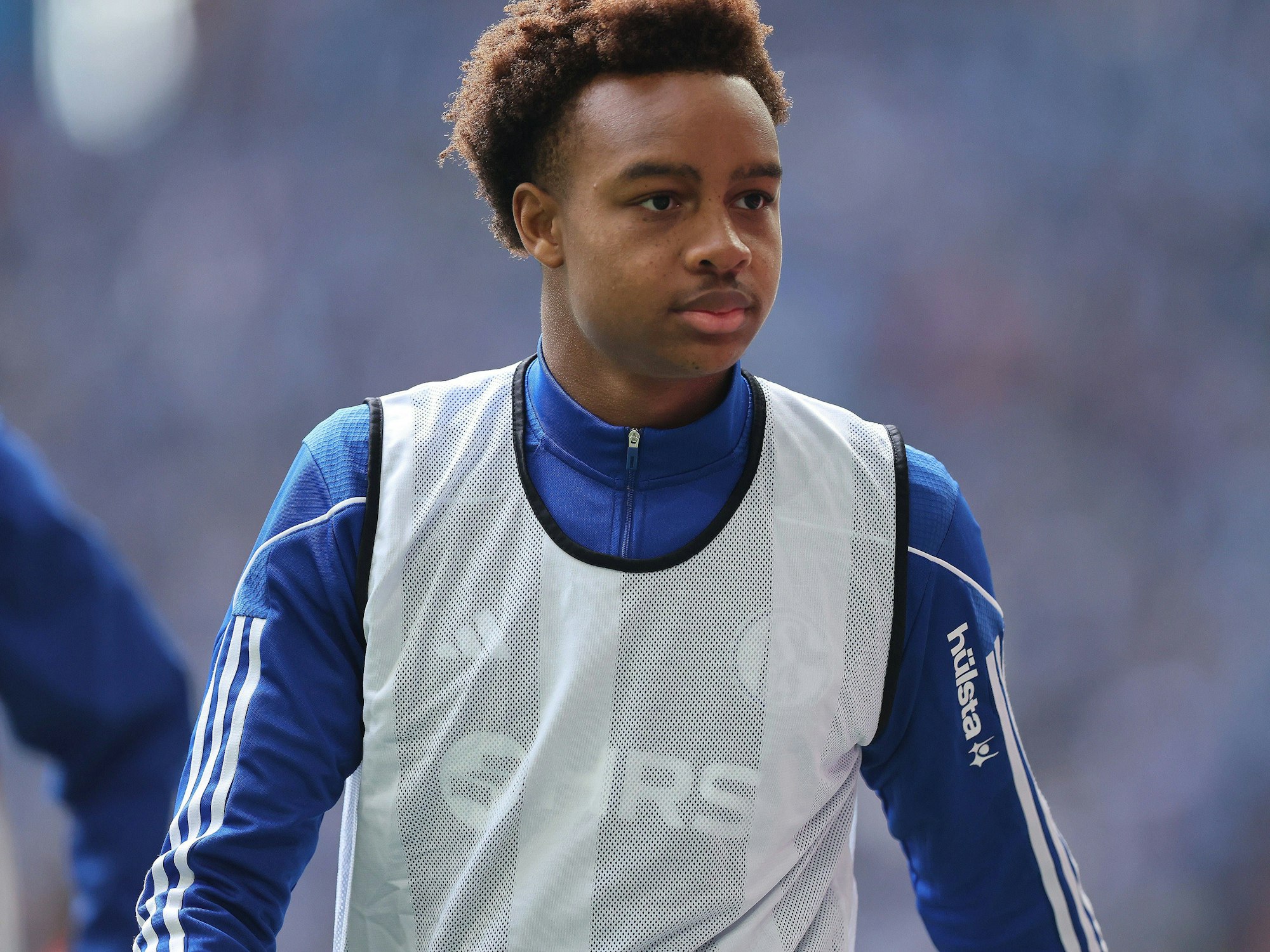 Assan Ouedraogo wärmt sich beim FC Schalke 04 auf.