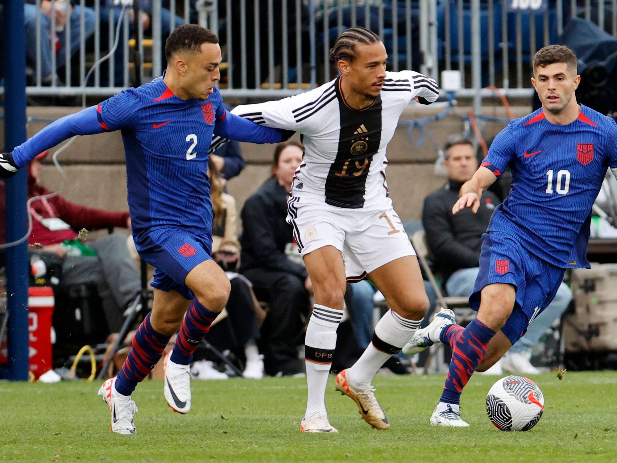 Leroy Sane behauptet den Ball gegen Sergino Dest und Christian Pulisic.