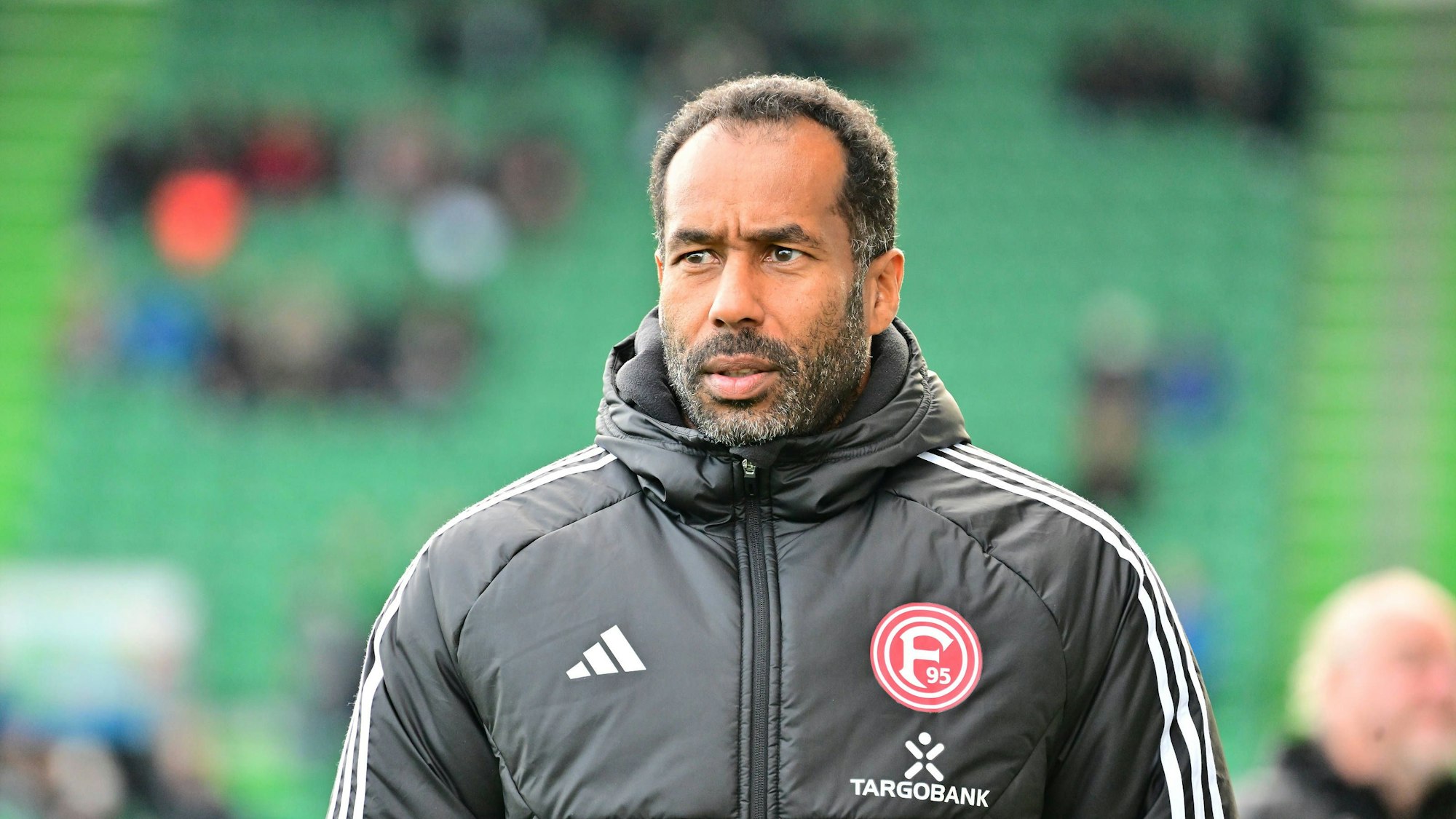 Fortuna Düsseldorfs Cheftrainer Daniel Thioune steht vor dem Spiel bei der SpVgg Greuther Fürth an der Seitenlinie.