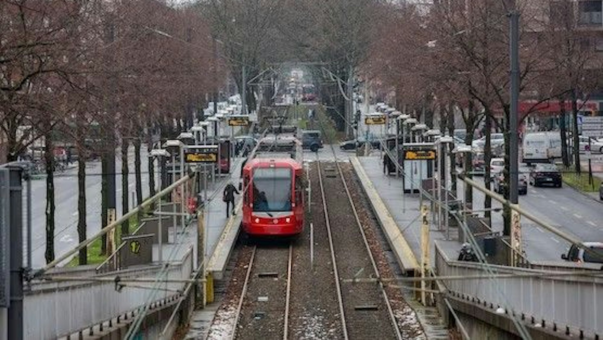 Eine Bahn der KVB-Linie 18 am 25. Januar 2021 auf Höhe des Kölner Landgerichts.